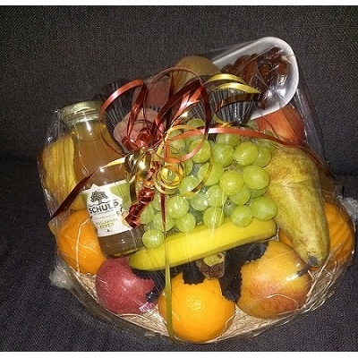 Fruitmand € 17,50. UITSLUITEND OP BESTELLING. FOTO IS EEN INDICATIE. FRUITMAND WORD GEMAAKT MET FRUIT DAT OP DAT MOMENT BESCHIKBAAR IS.