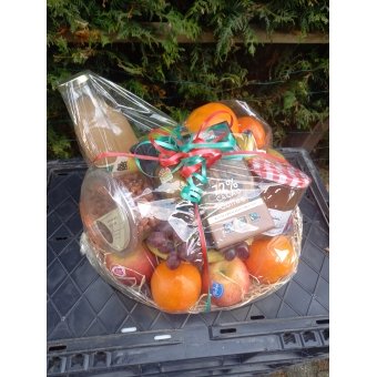 Fruitmand € 35,00. UITSLUITEND OP BESTELLING. FOTO IS EEN INDICATIE. FRUITMAND WORD GEMAAKT MET FRUIT DAT OP DAT MOMENT BESCHIKBAAR IS.